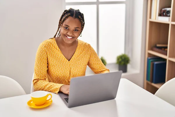 Mujer Afroamericana Usando Laptop Bebiendo Café Casa — Foto de Stock