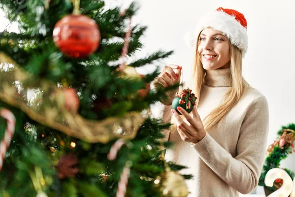 Mladá Blondýnka Žena Usměvavá Sebevědomě Zdobení Vánoční Stromeček Doma — Stock fotografie