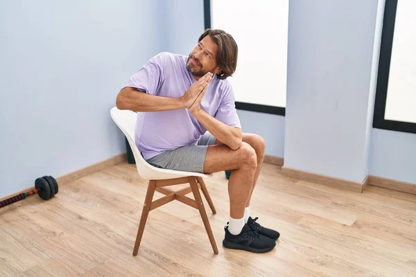 Homem Meia Idade Sorrindo Confiante Sentado Cadeira Que Estende Centro — Fotografia de Stock