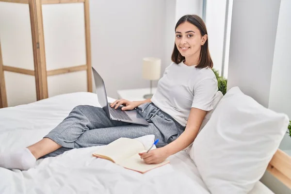 Mujer Hispana Joven Sentada Cama Usando Laptop Estudiando Dormitorio — Foto de Stock