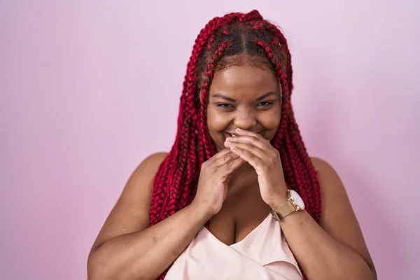 Африканська Американка Плетеним Волоссям Стоїть Над Рожевим Фоном Сміється Соромно — стокове фото
