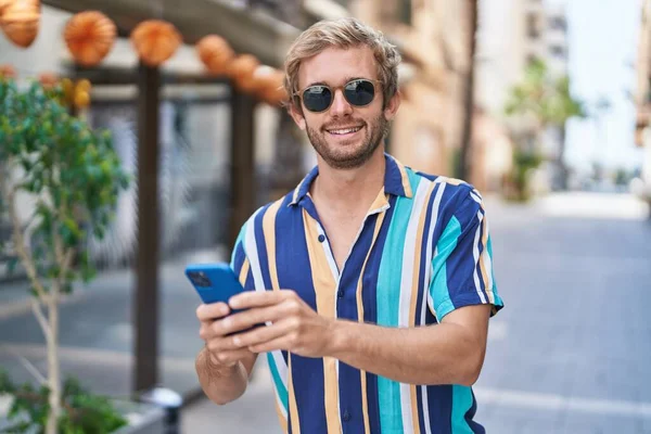 Young Man Tourist Smiling Confident Using Smartphone Street — Stok fotoğraf