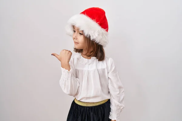 Niña Hispana Con Sombrero Navidad Apuntando Con Pulgar Hacia Lado —  Fotos de Stock