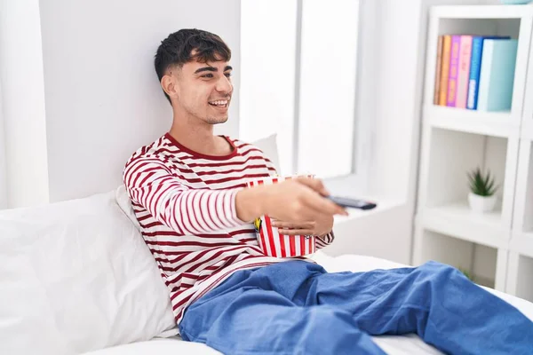 Joven Hombre Hispano Viendo Una Película Sentada Cama Dormitorio — Foto de Stock