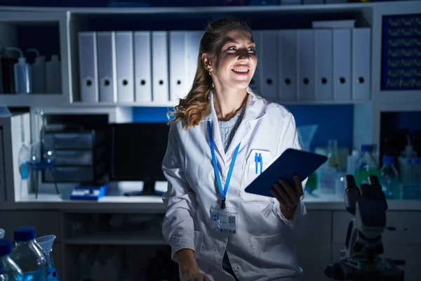 Hermosa Mujer Rubia Que Trabaja Laboratorio Científico Tarde Noche Mirando —  Fotos de Stock