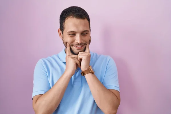 Hombre Hispano Pie Sobre Fondo Rosa Sonriendo Con Boca Abierta —  Fotos de Stock