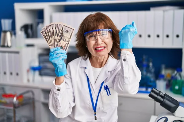 Mulher Meia Idade Trabalhando Laboratório Cientista Segurando Dinheiro Irritado Frustrado — Fotografia de Stock