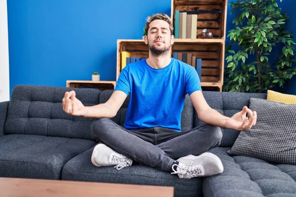 Mladý Muž Dělá Jógu Cvičení Sedí Pohovce Doma — Stock fotografie