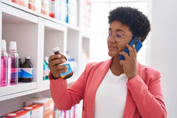 Afrikansk Amerikansk Kvinna Kund Talar Smartphone Håller Medicinflaska Apotek — Stockfoto