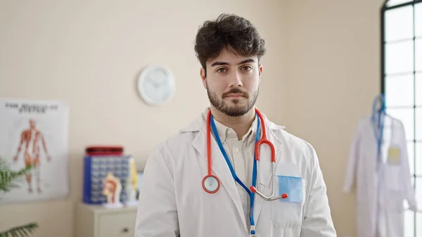 Νεαρός Ισπανός Γιατρός Σοβαρή Έκφραση Στην Κλινική — Φωτογραφία Αρχείου