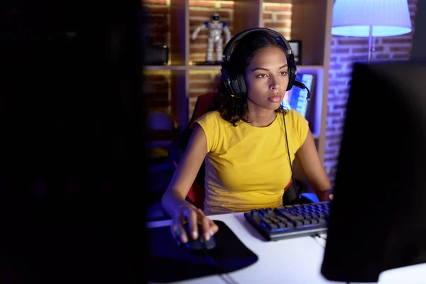 年轻的非洲裔美国妇女在游戏室用计算机玩电子游戏 — 图库照片