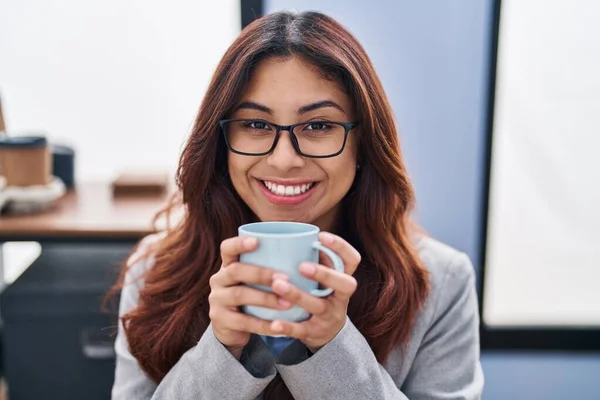 Young Hispanic Woman Business Worker Drinking Coffee Office — Zdjęcie stockowe
