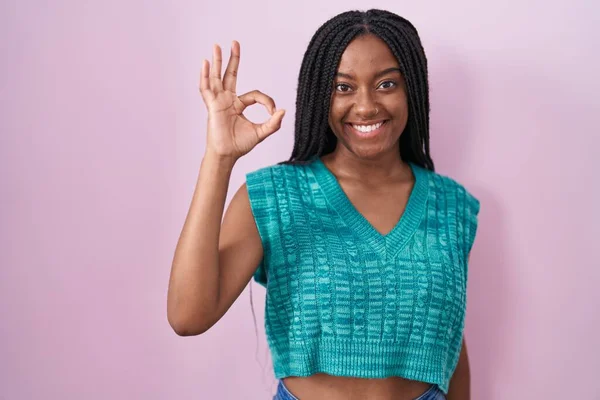 Jonge Afrikaans Amerikaanse Met Vlechten Staan Roze Achtergrond Lachend Positief — Stockfoto