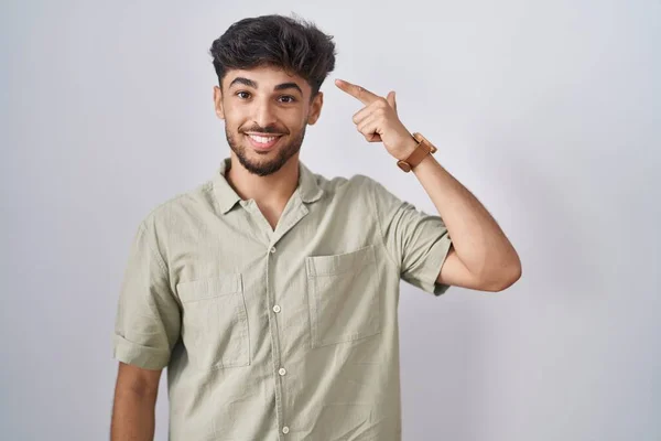 Homem Árabe Com Barba Sobre Fundo Branco Sorrindo Apontando Para — Fotografia de Stock