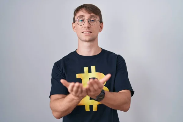 Bitcoin Tişörtü Giyen Elleri Avuçlarında Gülümseyen Beyaz Sarışın Bir Adam — Stok fotoğraf