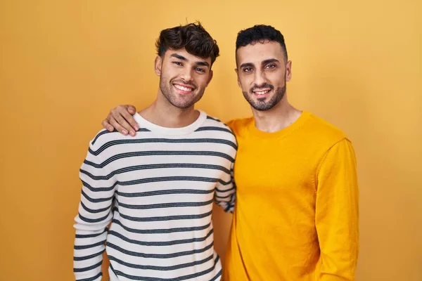 Jovem Casal Gay Hispânico Sobre Fundo Amarelo Com Sorriso Feliz — Fotografia de Stock