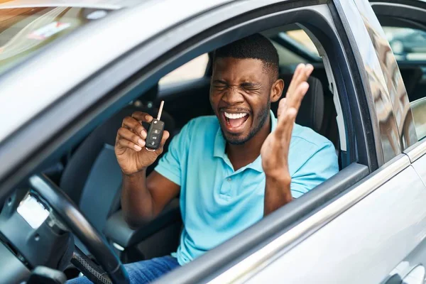 Jonge Afro Amerikaanse Man Met Sleutel Van Nieuwe Auto Met — Stockfoto