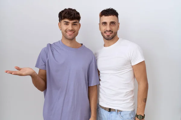 Homosexual Pareja Gay Pie Sobre Blanco Fondo Sonriendo Alegre Presentando —  Fotos de Stock
