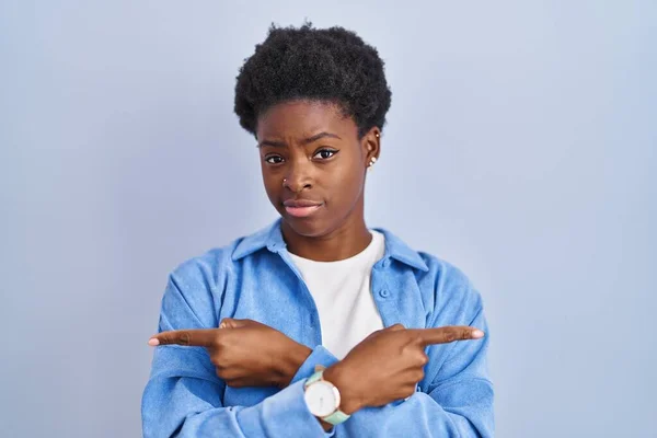 Femme Afro Américaine Debout Sur Fond Bleu Pointant Des Deux — Photo