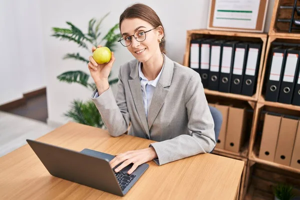 Joven Mujer Caucásica Trabajadora Negocios Usando Portátil Comiendo Manzana Oficina — Foto de Stock