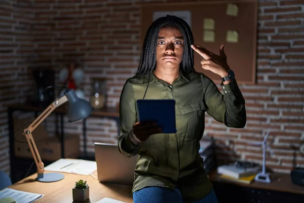 Junger Afroamerikaner Mit Zöpfen Der Nachts Büro Arbeitet Schießt Und — Stockfoto