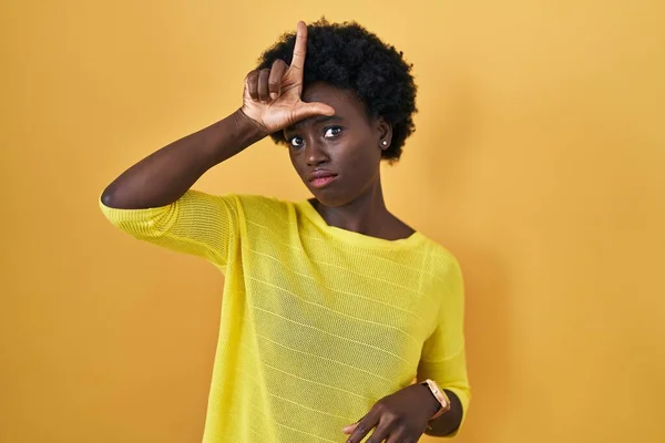 Afrikalı Genç Bir Kadın Sarı Stüdyonun Başında Duruyor Alnında Parmakları — Stok fotoğraf