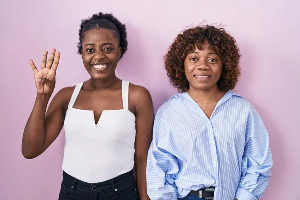 Due Donne Africane Piedi Sfondo Rosa Mostrando Indicando Con Dita — Foto Stock