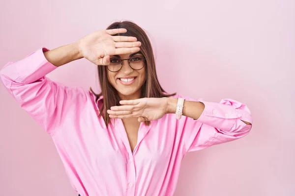 Mujer Hispana Joven Con Gafas Pie Sobre Fondo Rosa Sonriendo — Foto de Stock