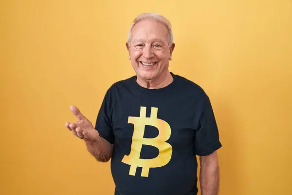Senior Man Med Grått Hår Bär Bitcoin Skjorta Pekar Sidan — Stockfoto