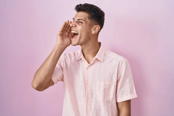 Young Hispanic Man Standing Pink Background Shouting Screaming Loud Side — Stockfoto