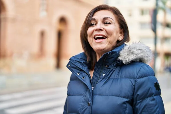 Middelbare Leeftijd Vrouw Glimlachend Zelfverzekerd Kijkend Naar Zijkant Straat — Stockfoto