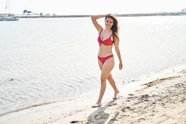 Genç Güzel Spanyol Kadın Turist Sahilde Kendine Güvenen Bikini Giyiyor — Stok fotoğraf