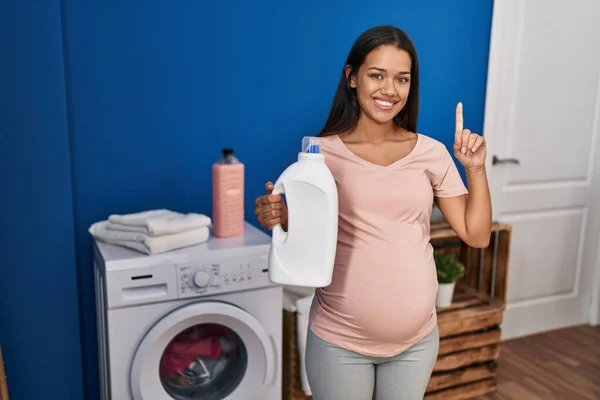 Jonge Zwangere Vrouw Doet Met Wasmiddel Fles Verrast Met Een — Stockfoto