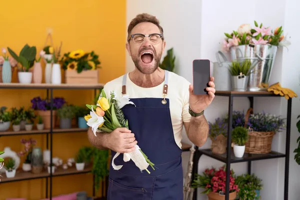 Muž Středního Věku Plnovousem Pracuje Květinářství Obchod Ukazuje Smartphone Obrazovce — Stock fotografie