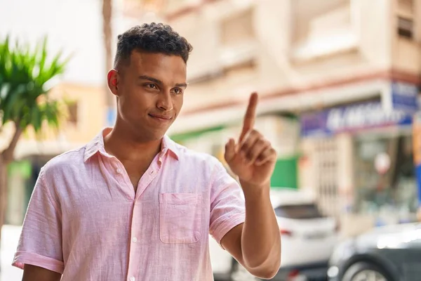 Young Latin Man Smiling Confident Pointing Finger Street — ストック写真