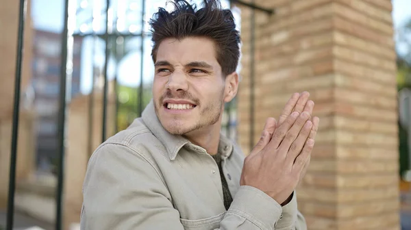 Genç Spanyol Adam Sokağın Ortasında Soğuktan Ellerini Ovalıyor — Stok fotoğraf