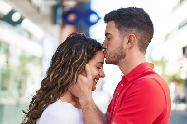 他的年轻夫妇面带微笑 自信地拥抱对方 在街上亲吻 — 图库照片