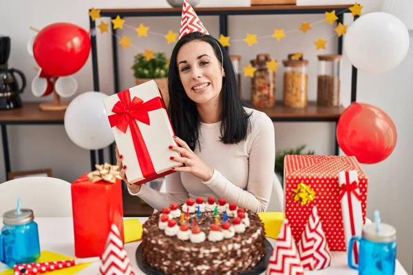 Donna Ispanica Che Festeggia Compleanno Con Torta Che Tiene Regalo — Foto Stock