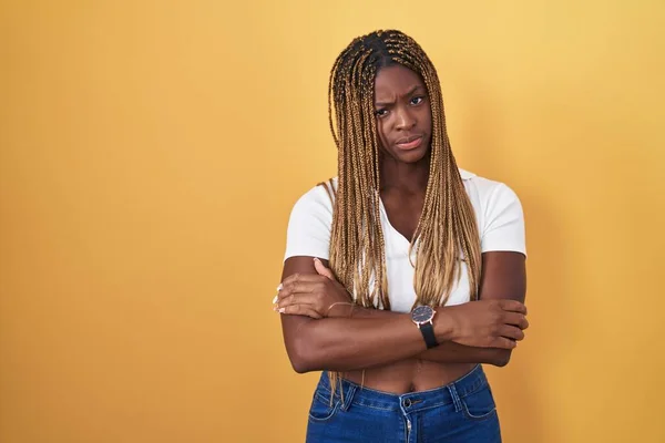 Afroameričanka Vlasy Spletenými Copu Stojící Nad Žlutým Pozadím Skeptická Nervózní — Stock fotografie