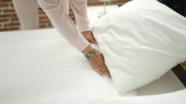 Middle Age Hispanic Woman Make Bed Bedroom — Stockfoto