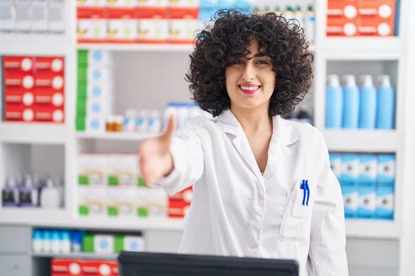 Jovem Mulher Oriente Médio Farmacêutico Sorrindo Mão Apertar Confiante Farmácia — Fotografia de Stock