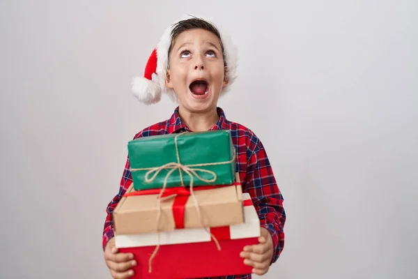 Küçük Spanyol Çocuk Noel Şapkası Takıyor Kızgın Kızgın Çığlıklar Atıyor — Stok fotoğraf