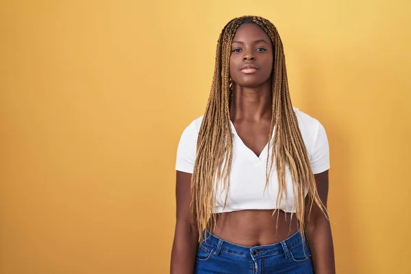 Africká Američanka Vlasy Spletenými Nad Žlutým Pozadím Uvolnila Vážným Výrazem — Stock fotografie