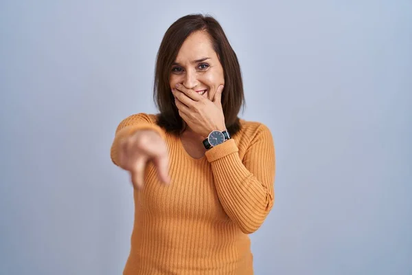 Middle Age Brunette Woman Standing Wearing Orange Sweater Laughing You — Stock Photo, Image