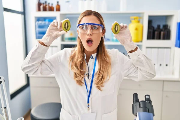 Молодая Блондинка Ученая Женщина Работает Пищей Лаборатории Боится Шокирован Удивлением — стоковое фото