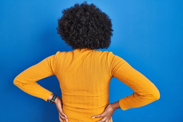 Mujer Negra Con Pelo Rizado Pie Sobre Fondo Azul Pie —  Fotos de Stock