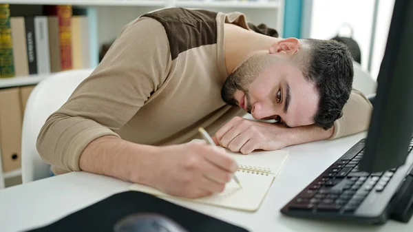 Jovem Árabe Homem Estudante Cansado Escrevendo Notebook Sala Aula Universidade — Fotografia de Stock