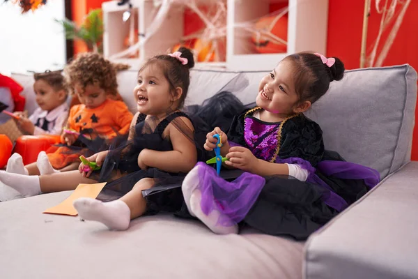 Cadılar Bayramı Kostümü Giymiş Bir Grup Çocuk Evde Kağıt Kesiyor — Stok fotoğraf