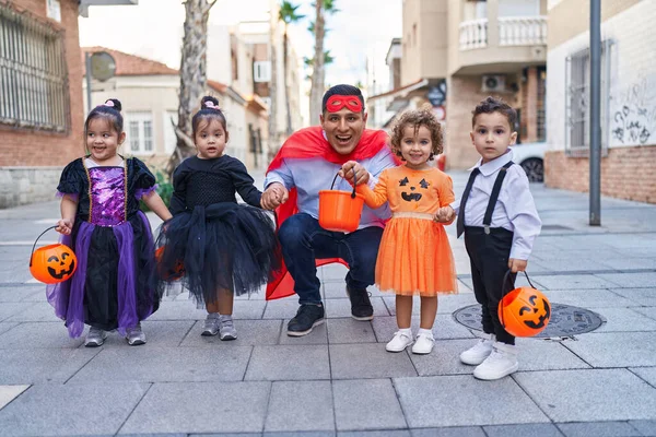 Uomo Ispanico Gruppo Bambini Che Indossano Costume Halloween Sorridente Strada — Foto Stock
