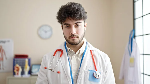 Молодий Іспаномовний Лікар Стоїть Серйозним Виразом Клініці — стокове фото